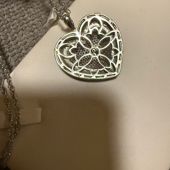 Elegant Silver diamond Heart Pendant Necklace - Picture 4 of 4